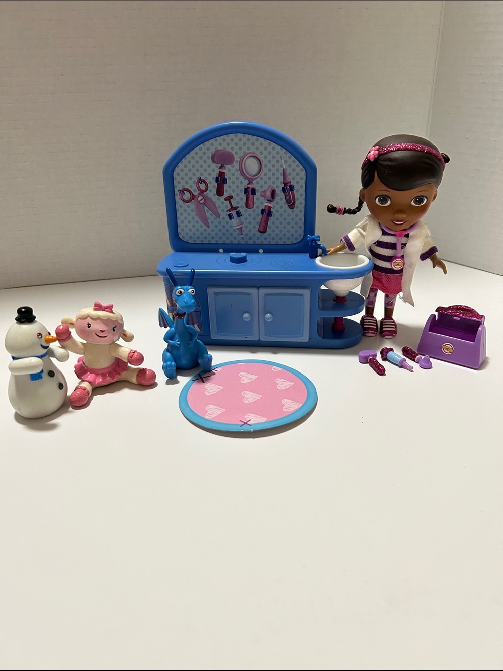 Disney Junior Doc McStuffins Magic Talkin’ Checkup Playset with Blue Sink